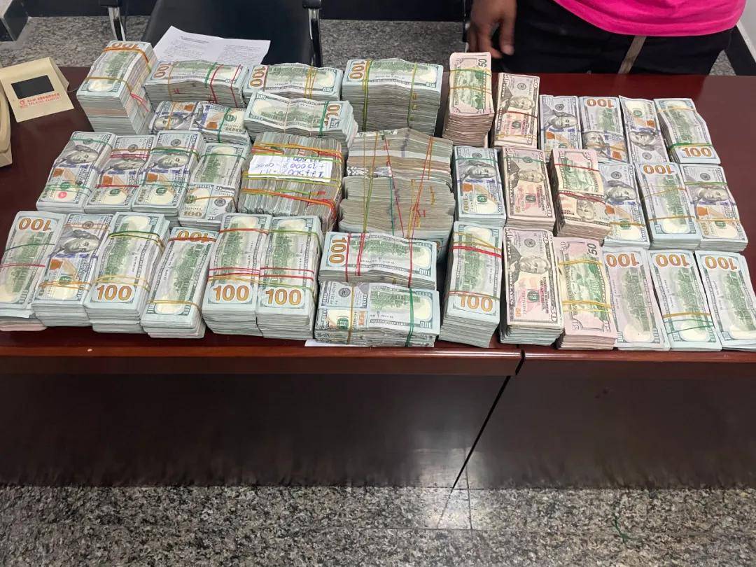 行李箱塞满成捆美元，折合人民币超1260万元！入境时被现场查获