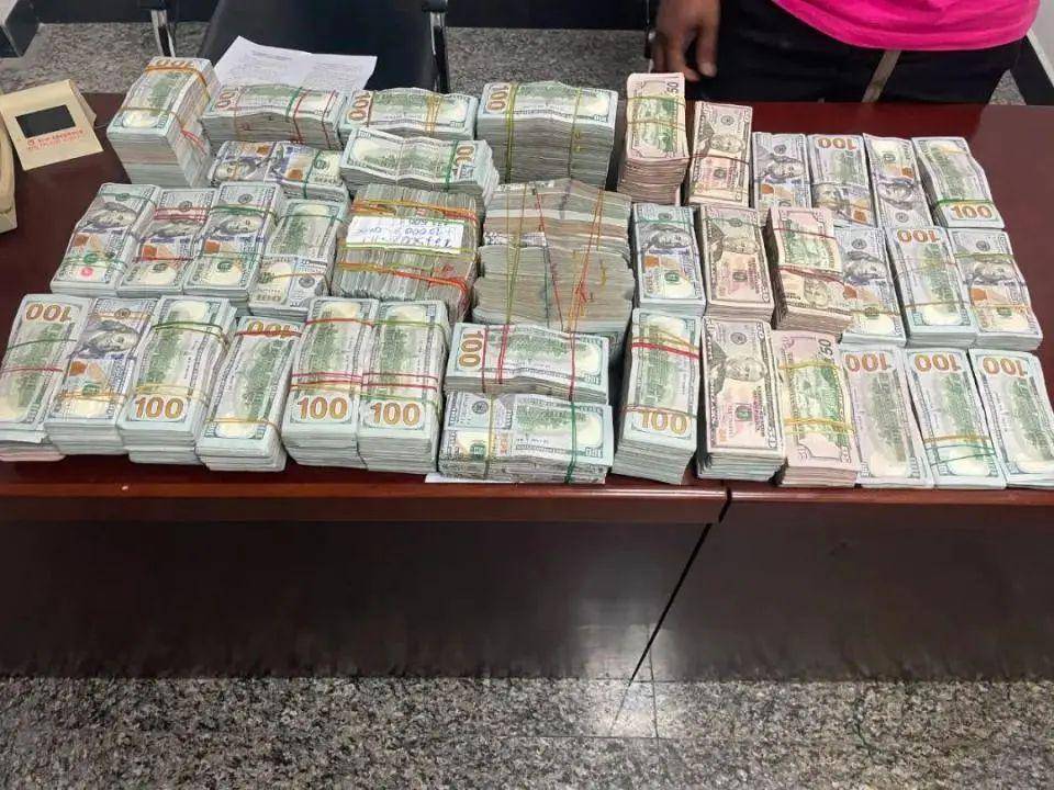 旅客携带180万美元入境被现场查获:行李箱塞满成捆现金,折合人民币超1260万元