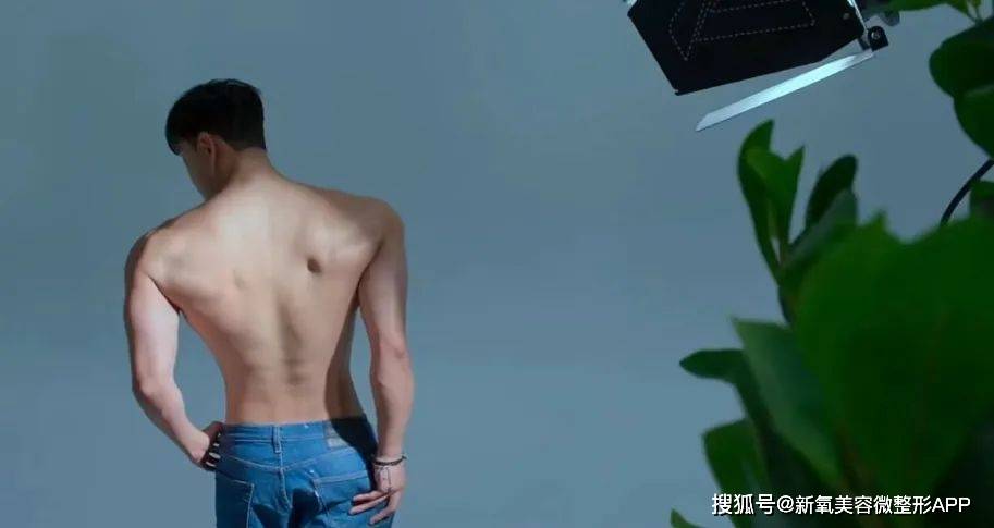 韩国男人往肩部埋双开门硅胶，20w人民币打成偏瘫？