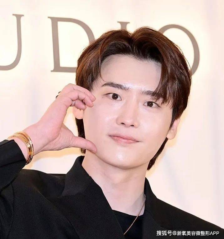 韩国男人往肩部埋双开门硅胶，20w人民币打成偏瘫？