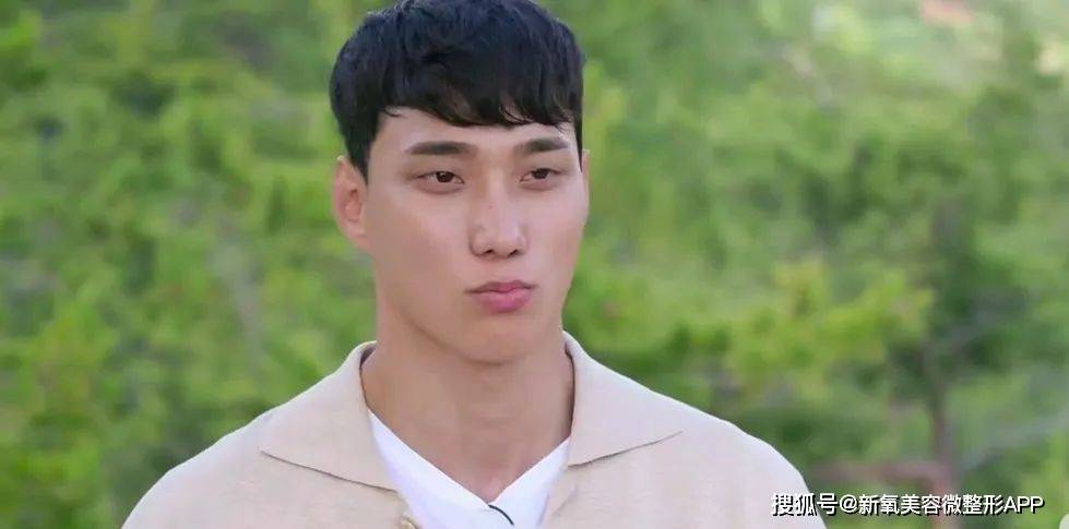 韩国男人往肩部埋双开门硅胶，20w人民币打成偏瘫？