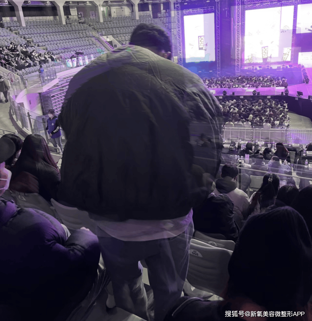 韩国男人往肩部埋双开门硅胶，20w人民币打成偏瘫？