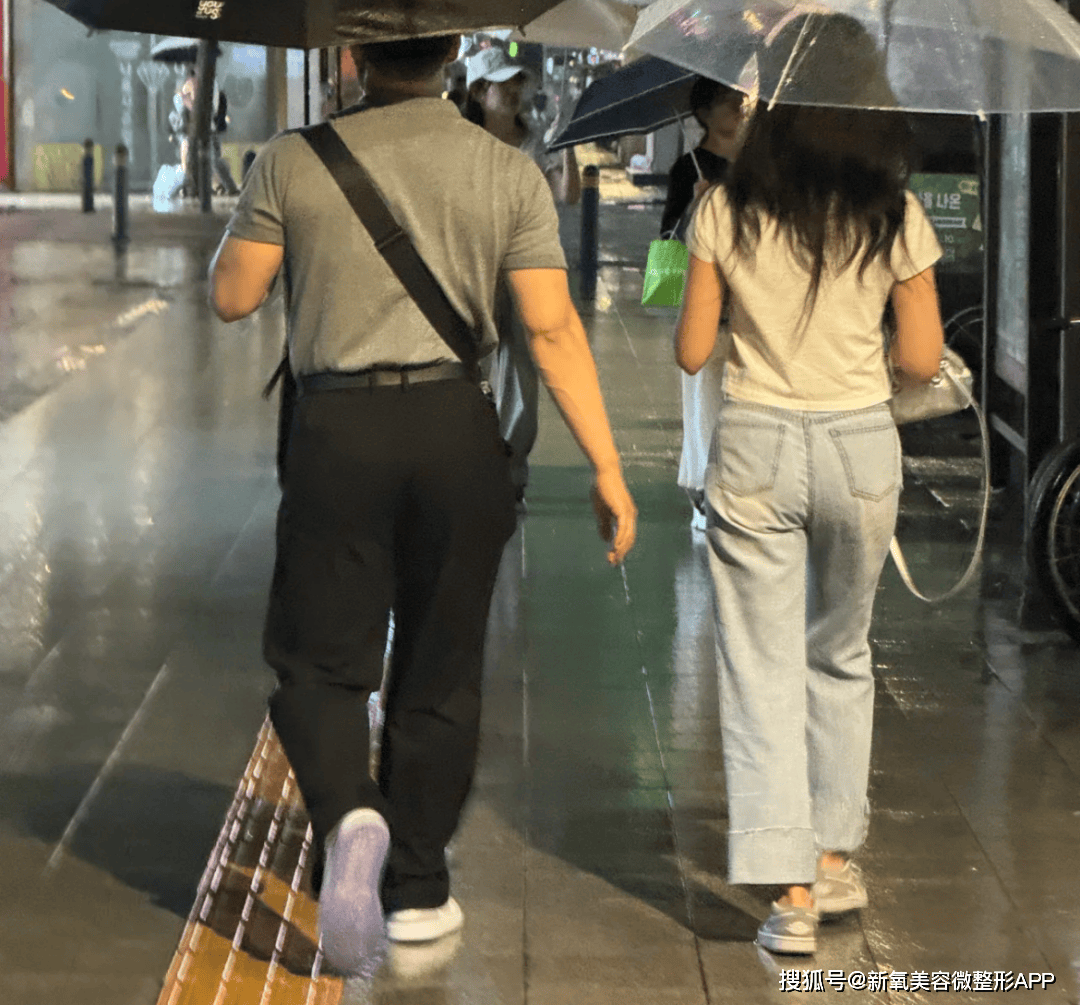 韩国男人往肩部埋双开门硅胶，20w人民币打成偏瘫？