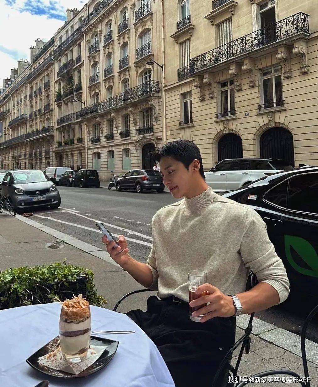 韩国男人往肩部埋双开门硅胶，20w人民币打成偏瘫？