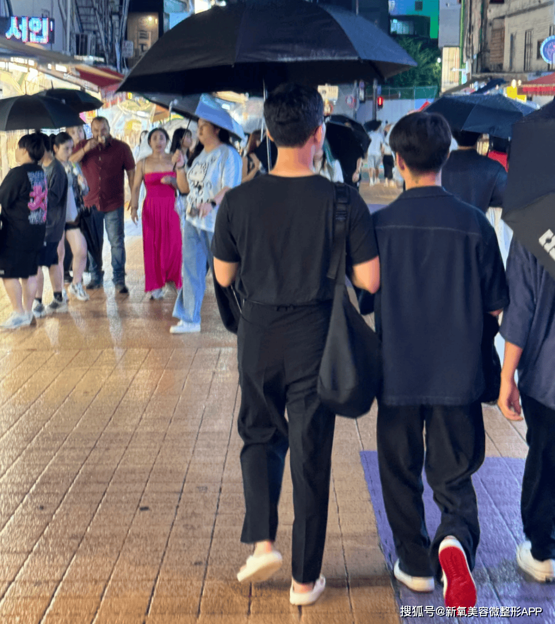 韩国男人往肩部埋双开门硅胶，20w人民币打成偏瘫？