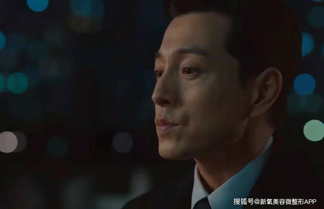 韩国男人往肩部埋双开门硅胶，20w人民币打成偏瘫？