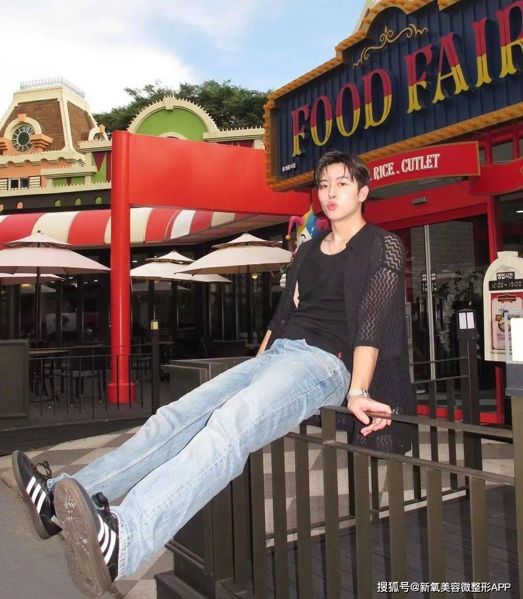 韩国男人往肩部埋双开门硅胶，20w人民币打成偏瘫？