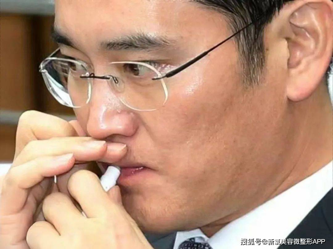 韩国男人往肩部埋双开门硅胶，20w人民币打成偏瘫？