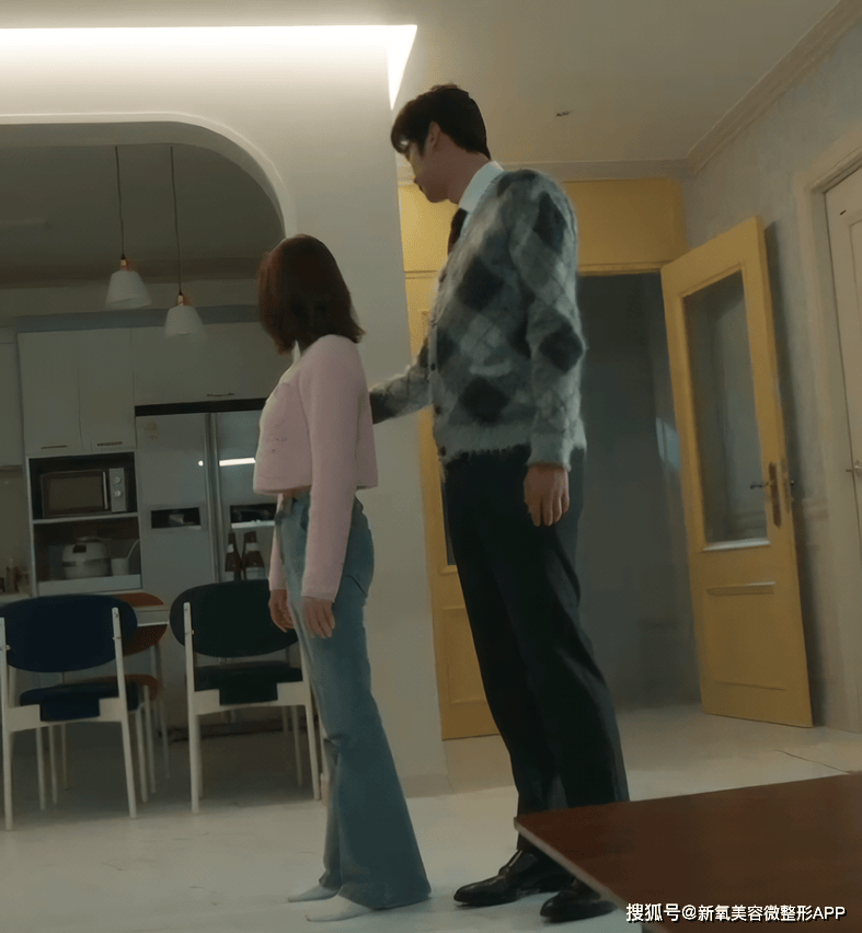 韩国男人往肩部埋双开门硅胶，20w人民币打成偏瘫？