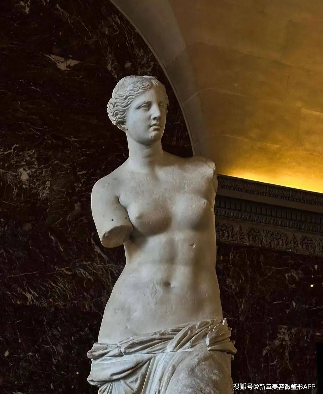 韩国男人往肩部埋双开门硅胶，20w人民币打成偏瘫？