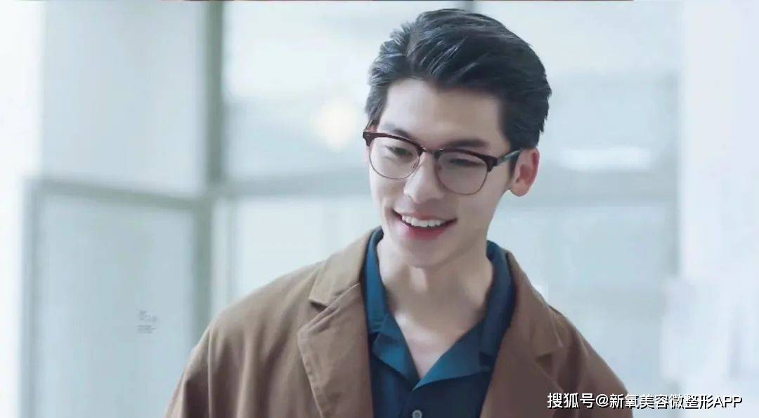 韩国男人往肩部埋双开门硅胶，20w人民币打成偏瘫？