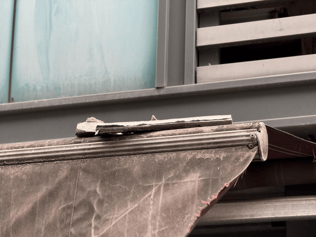 事发宁波市中心!砖块突然从天而降,砸中女子肩部!已发生过多次……太危险了!