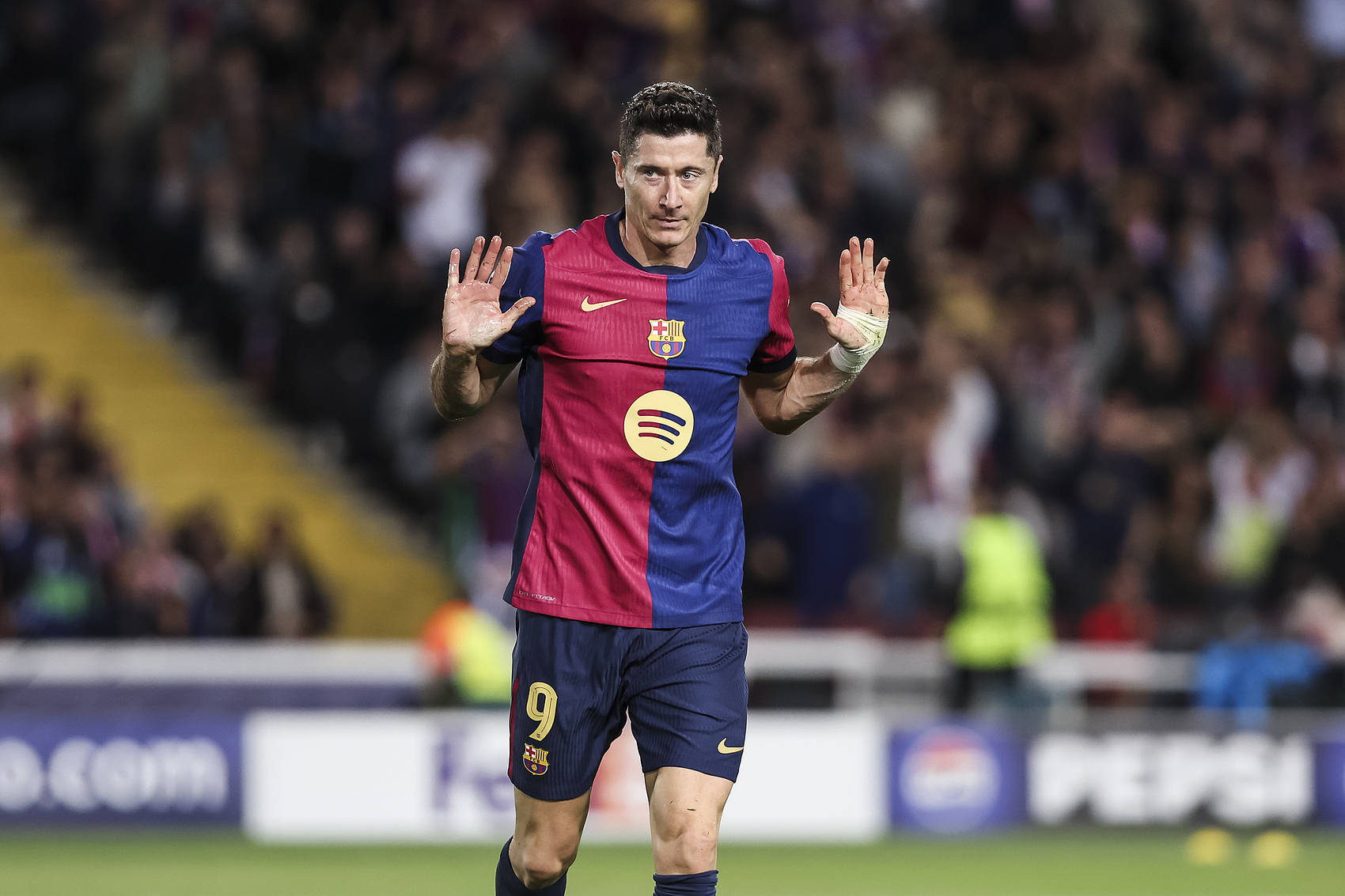 复仇!欧冠-拉菲尼亚戴帽莱万破门 巴萨4-1终结对拜仁6连败