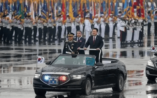 丢脸丢大了!韩国举行18国联军大阅兵,微妙时刻,边境传来巨响