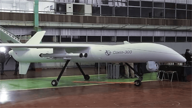 乌军亮出喷火无人机!2400℃高温下,俄坦克瞬间烧成火球