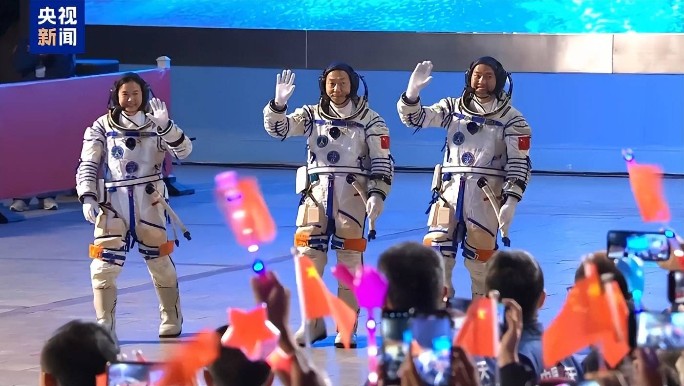 “90后”初上太空!“敦煌的女儿”樊锦诗现身出征仪式,见证神舟十九号发射高燃瞬间