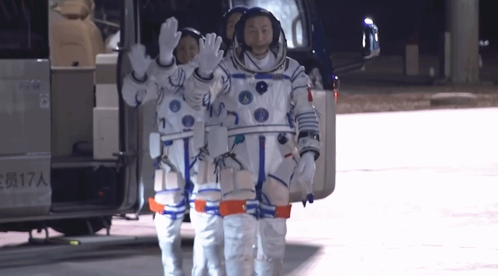 “90后”初上太空!“敦煌的女儿”樊锦诗现身出征仪式,见证神舟十九号发射高燃瞬间