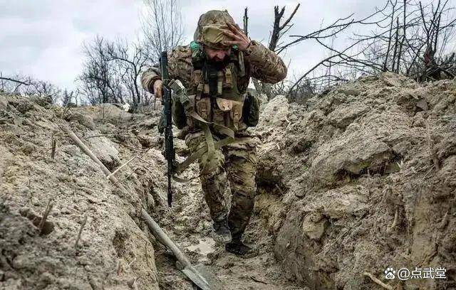 乌战场急转直下,红军城失守俄军战略绝杀,乌军司令抵达前线视察