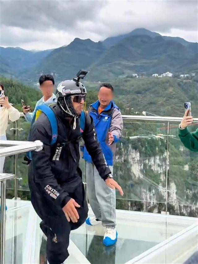 视频疯传!外国男子云南跳伞开伞失败,急速坠落?景区澄清:视频不完整,开伞成功了