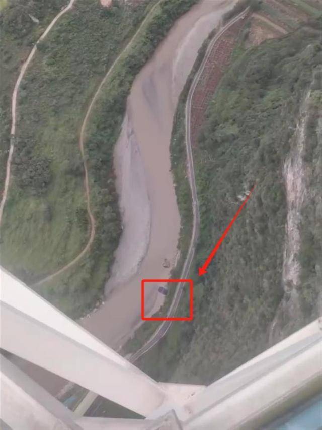 视频疯传!外国男子云南跳伞开伞失败,急速坠落?景区澄清:视频不完整,开伞成功了