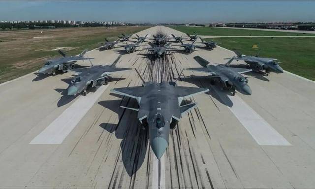 解放军西部战区拉出15架歼-20,印度空军20年追不上!