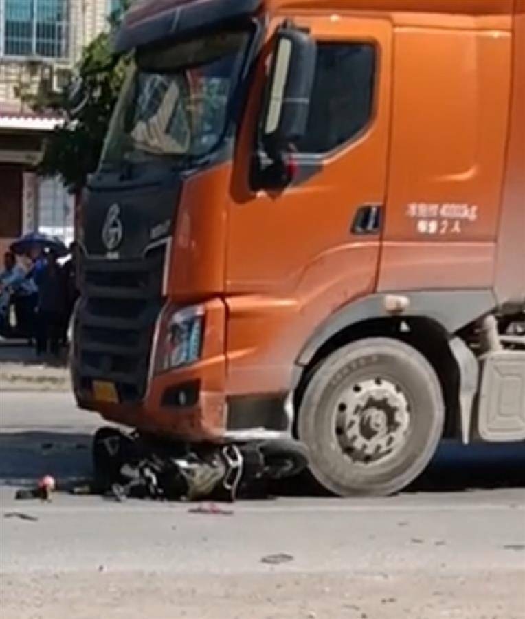 广西贵港一大货车与电动车相撞,殡仪馆称曾到场接遗体