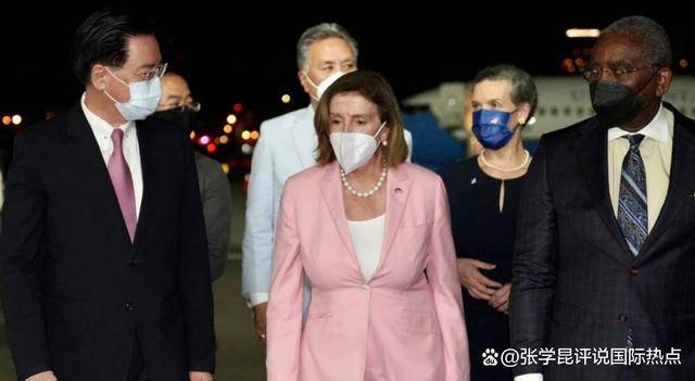 哈里斯承认败选,84岁佩洛西却赢得胜利,坚持挺台的她,当众哭泣