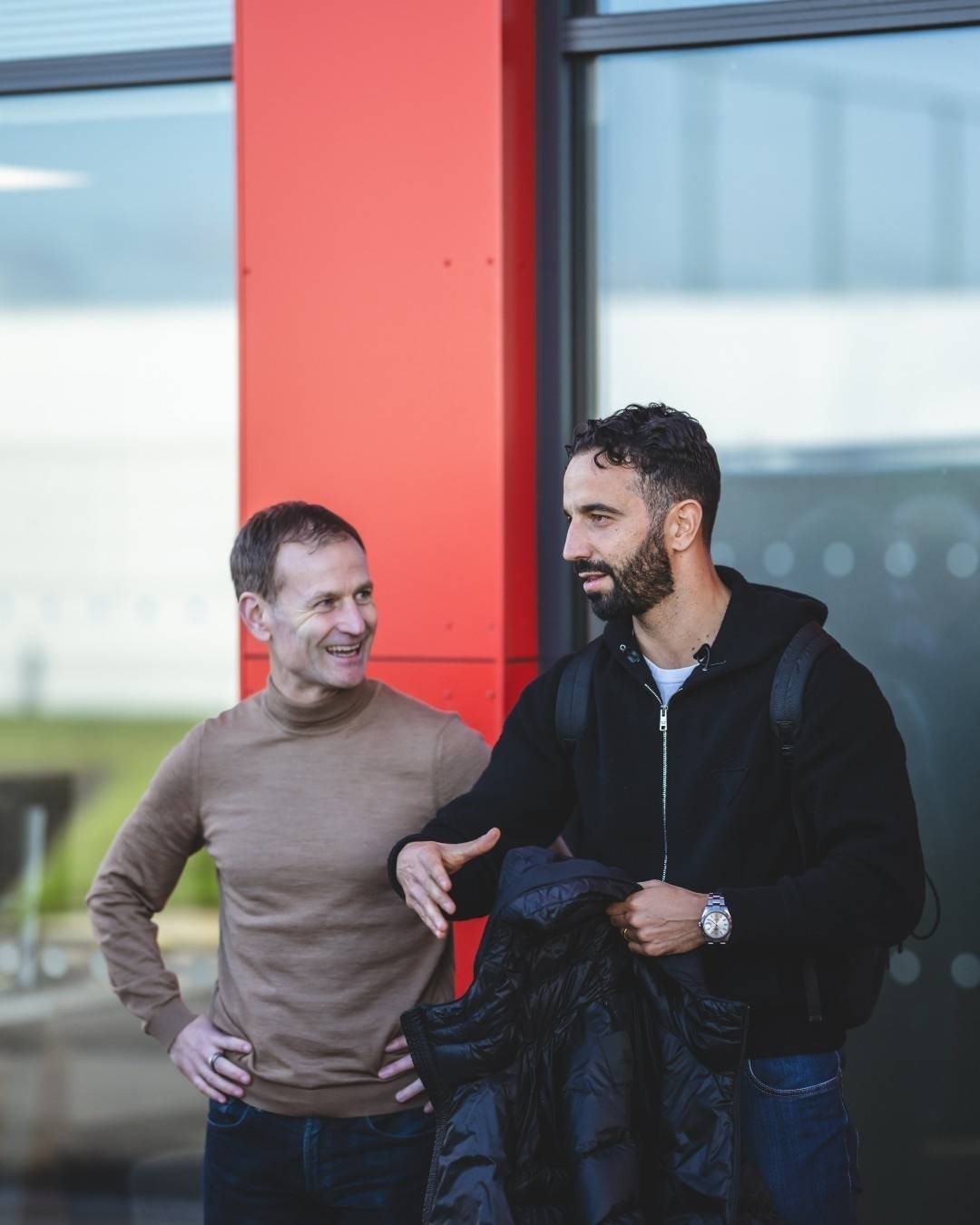 曼联官宣范尼和教练组离队,范尼:过去四场是非常美妙的时刻,新帅阿莫林将正式执教