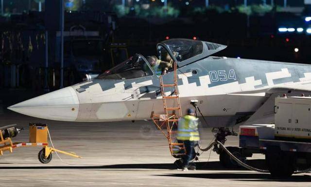 俄罗斯真实在!苏57拆下雷达罩,弹舱打开随便看,背后用意不一般