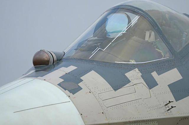 俄罗斯真实在!苏57拆下雷达罩,弹舱打开随便看,背后用意不一般