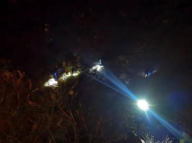 北京一18岁小伙只带了手机爬野山被困,18人连夜救援