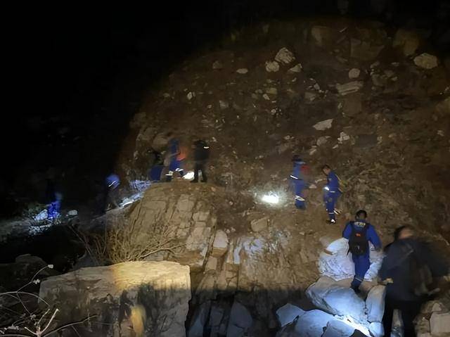 北京一18岁小伙只带了手机爬野山被困,18人连夜救援