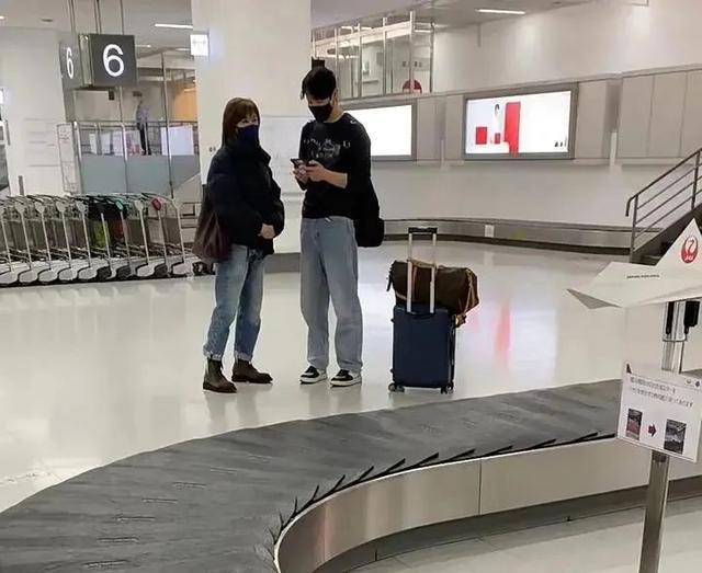 62岁关之琳被拍与年轻男子在日本同游,网友感叹:岁月从不败美人