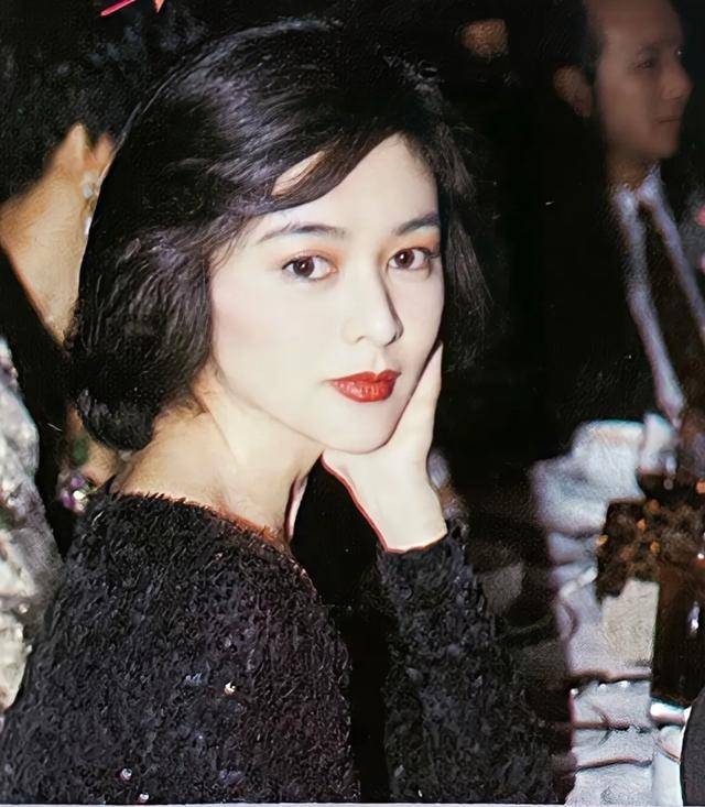 62岁关之琳被拍与年轻男子在日本同游,网友感叹:岁月从不败美人