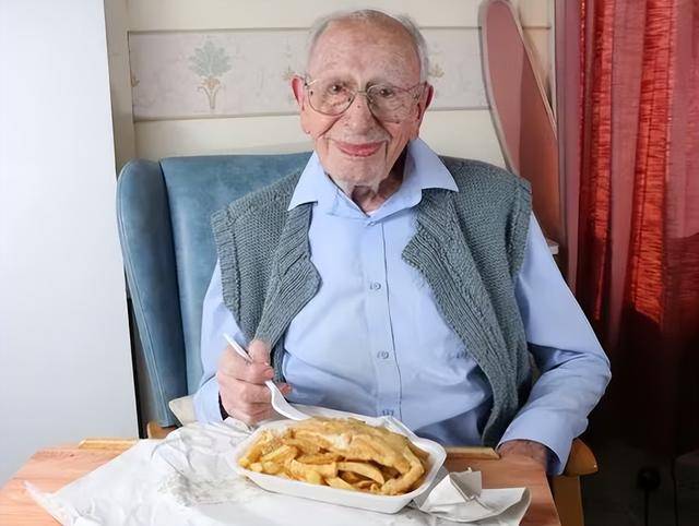 112岁世界最长寿男性去世:称保养秘诀“重点是适度”