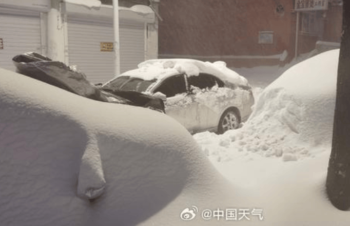 鹤岗暴雪过后,车主开启挖宝寻车模式