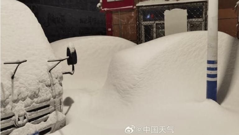 鹤岗暴雪过后,车主开启挖宝寻车模式