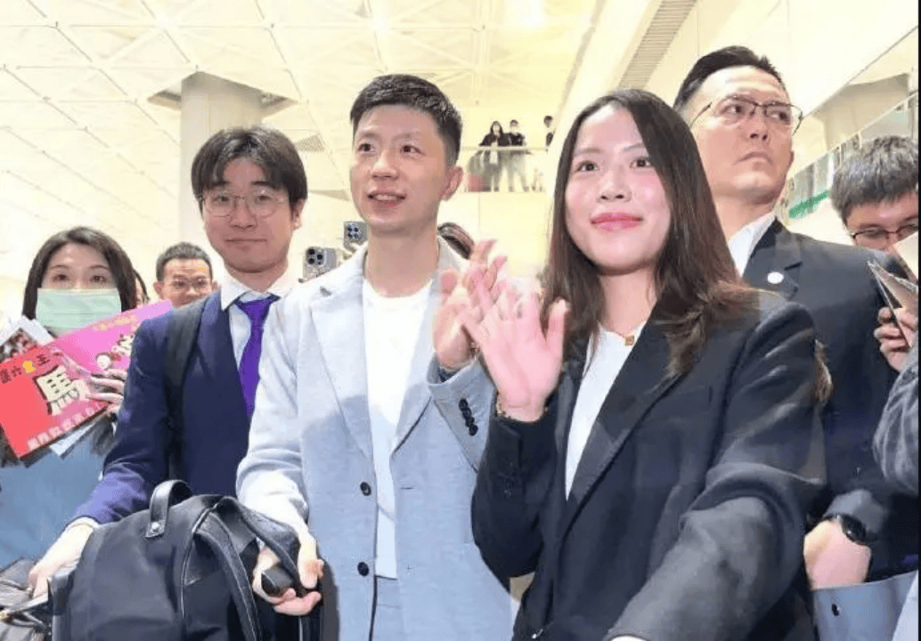 马龙应马英九之邀赴台,一笔写不出两个马!与6月的胡歌撞衫?