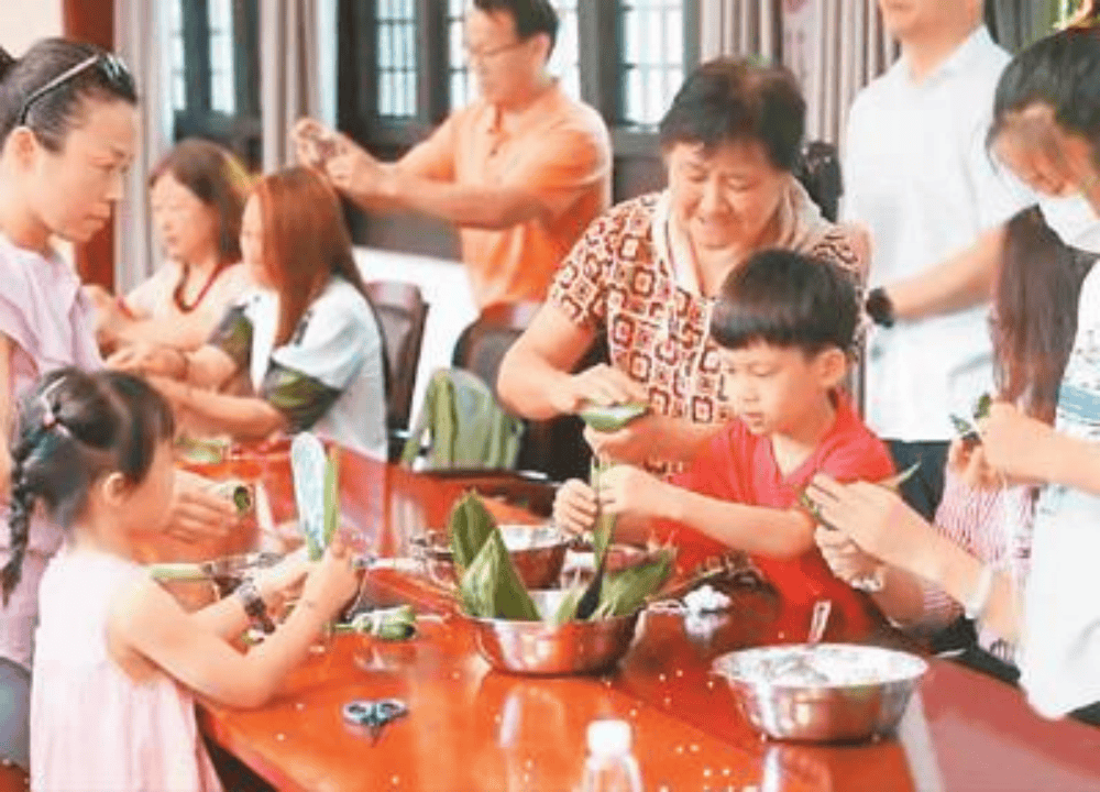 马龙应马英九之邀赴台,一笔写不出两个马!与6月的胡歌撞衫?