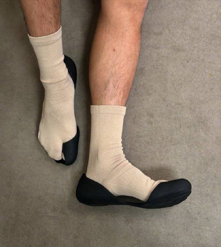 巴黎世家这鞋要卖1万多？网友看傻：确定不是鞋垫？