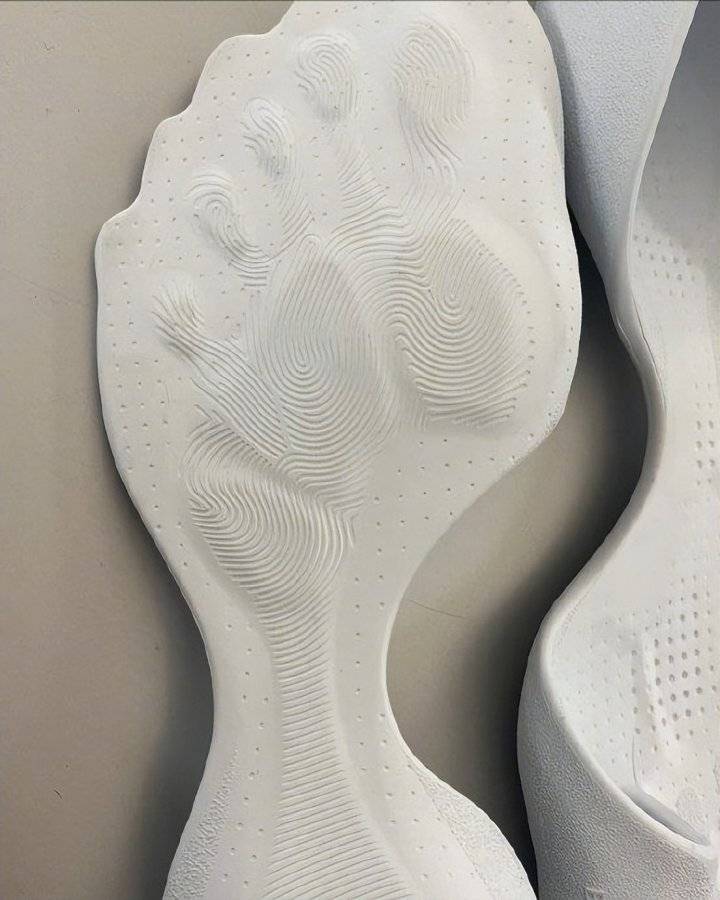 巴黎世家这鞋要卖1万多？网友看傻：确定不是鞋垫？