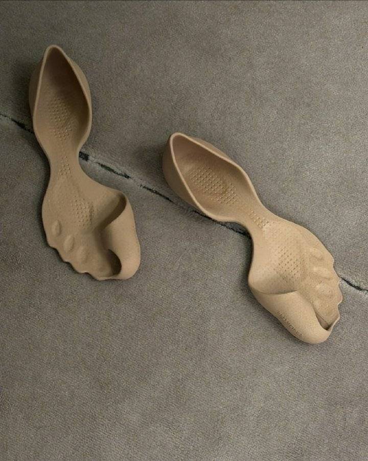 巴黎世家这鞋要卖1万多？网友看傻：确定不是鞋垫？