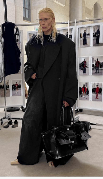 巴黎世家这鞋要卖1万多？网友看傻：确定不是鞋垫？