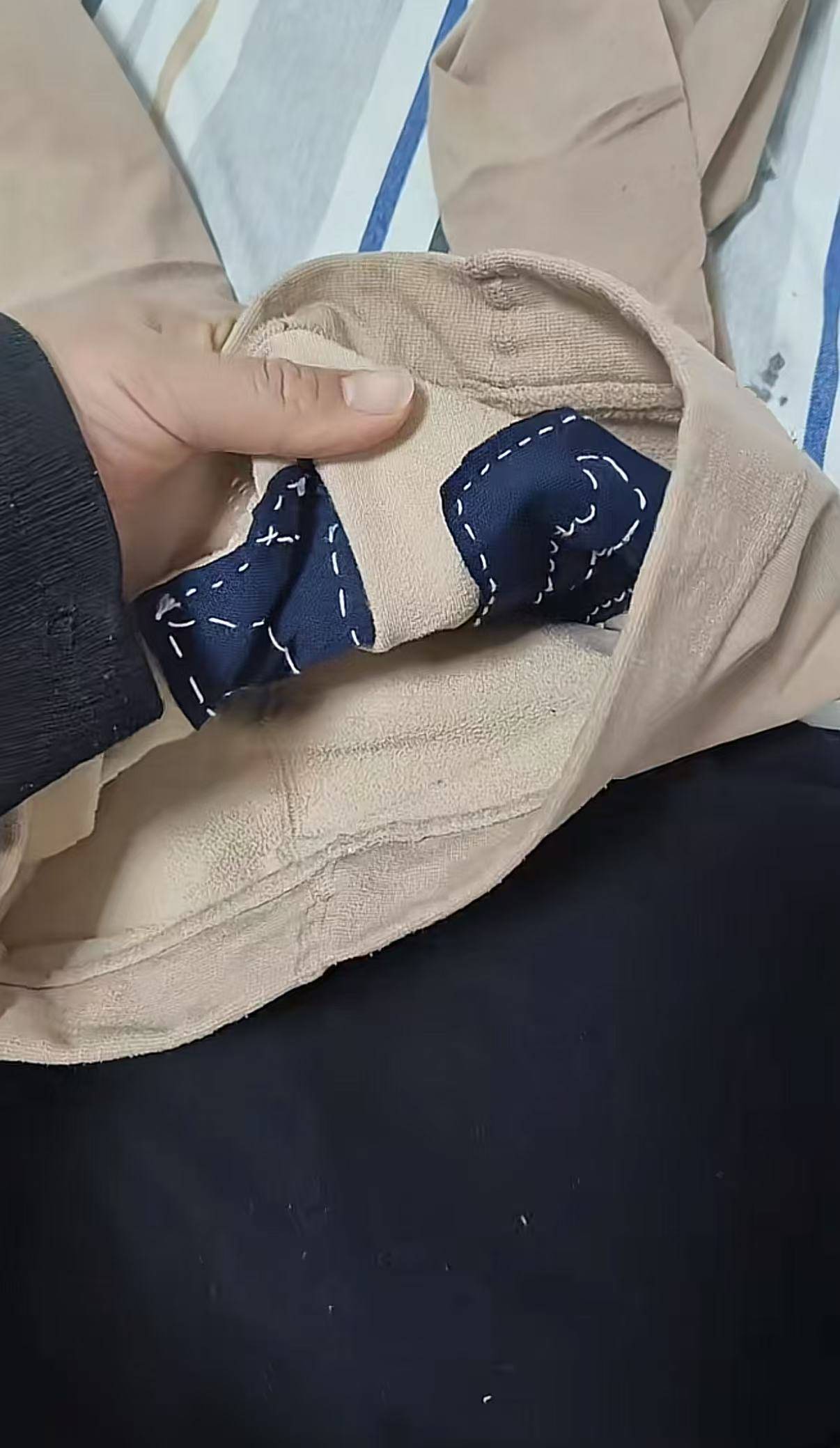 山东一女子扔掉破洞打底裤,妈妈捡回做成“补丁版”:不会再穿,但这是一份爱