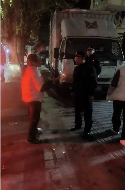 女摊贩欠房租借50元交罚款,执法要给小商贩留条活路