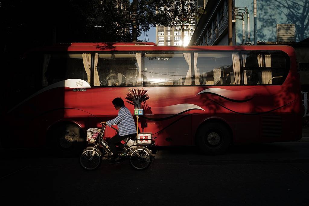 女摊贩欠房租借50元交罚款,执法要给小商贩留条活路