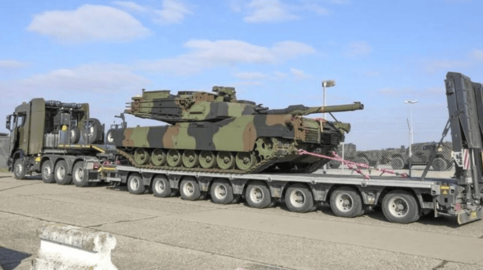 赌解放军不会动真格?美国军火运输船启动,主战坦克抵达台湾