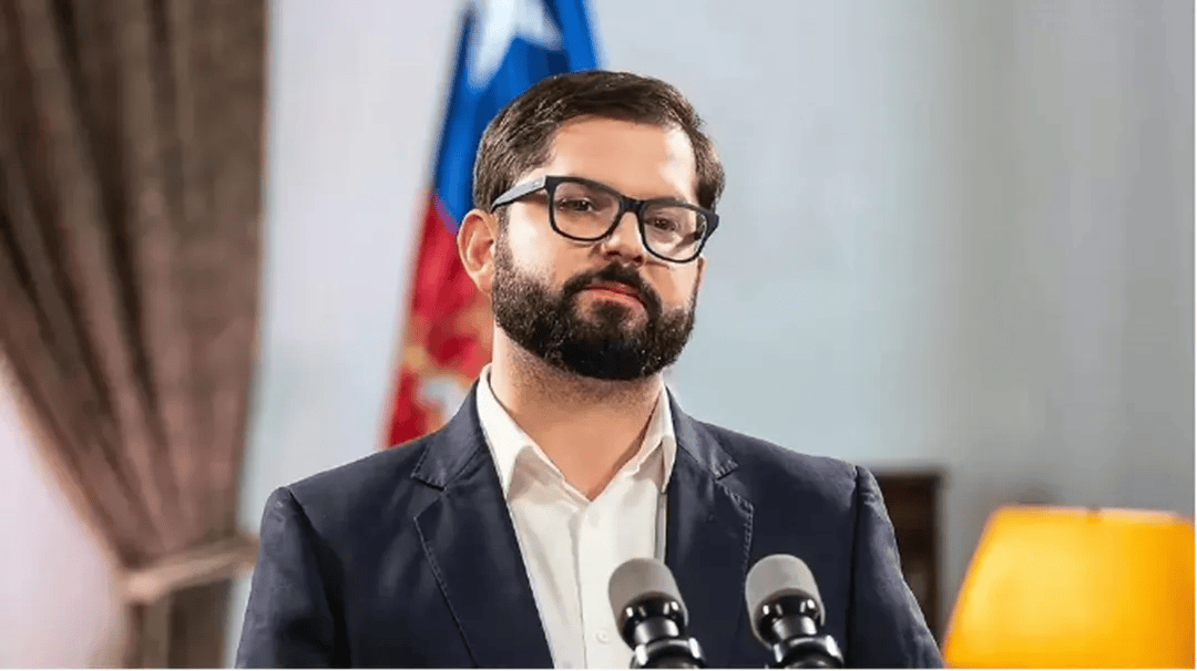 特朗普提“加拿大州”，其顾问笑话泽连斯基没西装，这……