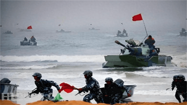 与台军舰最近只有45米！14艘解放军战舰出动，双方互吼“你来啊”