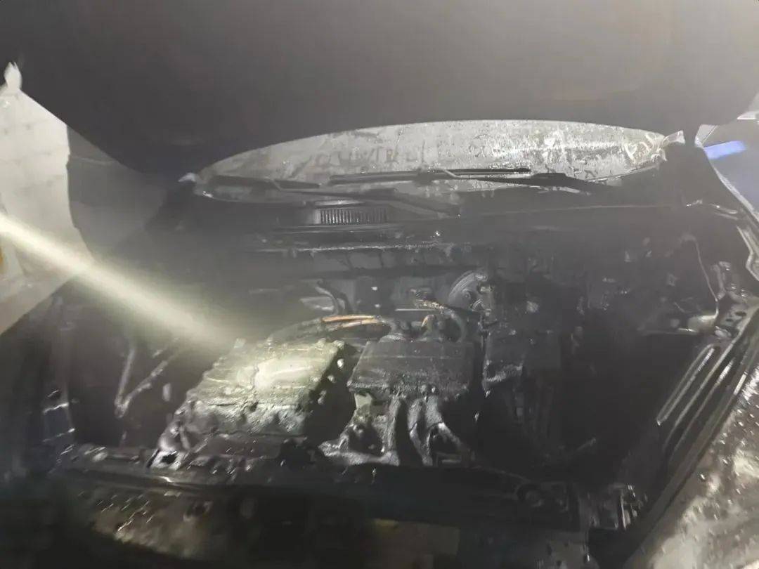 嘭!地下停车场新能源车自燃,发生多次轰燃!